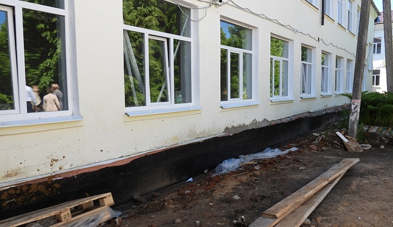 Депутат Госдумы Ольга Коробова проверила ход капитального ремонта школы в Износковском районе