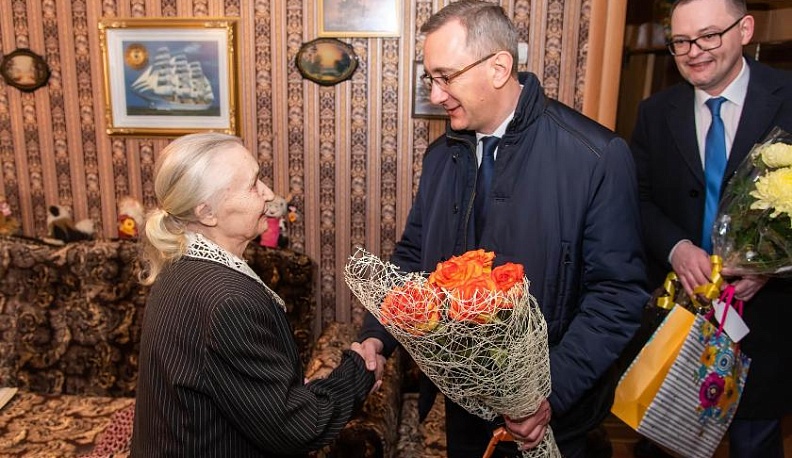 Владислав Шапша вручил юбилейную медаль «75 лет Победы» жительнице Дзержинского района