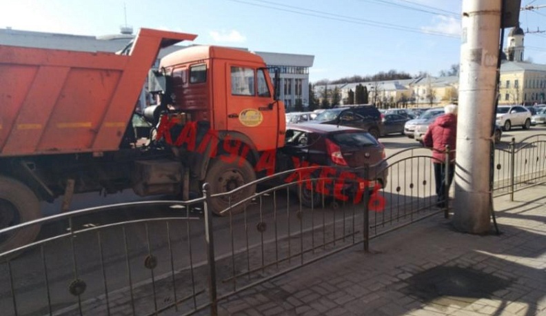 В Калуге на площади Старый Торг грузовик врезался в легковушку