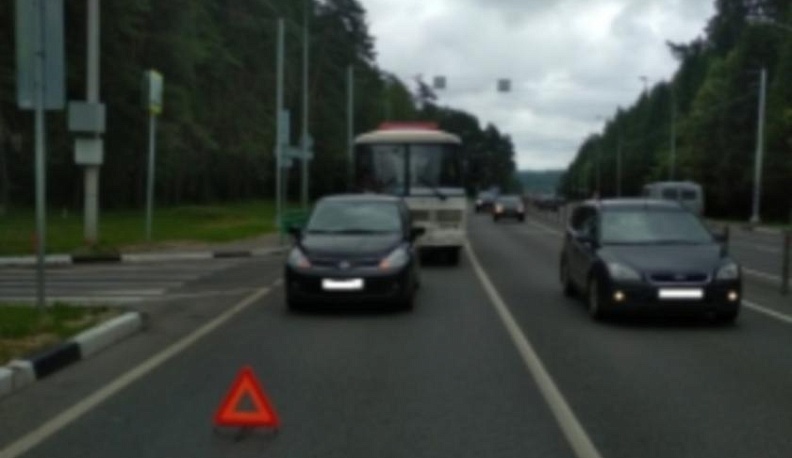 Иномарка и пассажирский автобус столкнулись в Калуге