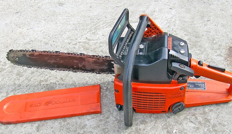 Пьяный житель Боровска угрожал распилить свою родственницу