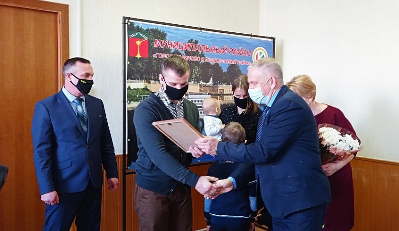 Молодые семьи из Людинова получили госпомощь в приобретении жилья