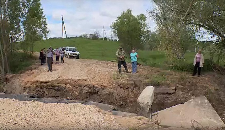 В Мещовском районе покоряют речку Кормяшку, размывшую дорогу