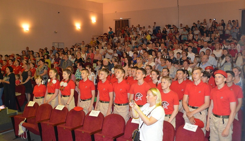 На Кировской сцене выступил ансамбль «Юные патриоты»