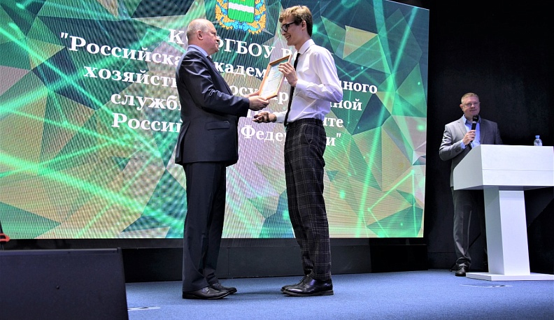 В Калуге выпускники губернаторских групп получили свидетельства об обучении