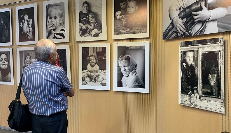 В Калуге открылась фотовыставка детских портретов «Сядь нормально!»