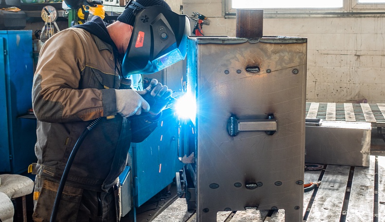 Медынский электротехнический завод не сбавляет темпы помощи фронту