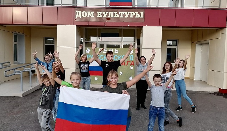 Козельский район отмечает День Государственного флага рисунками на асфальте, викторинами и флешмобами 