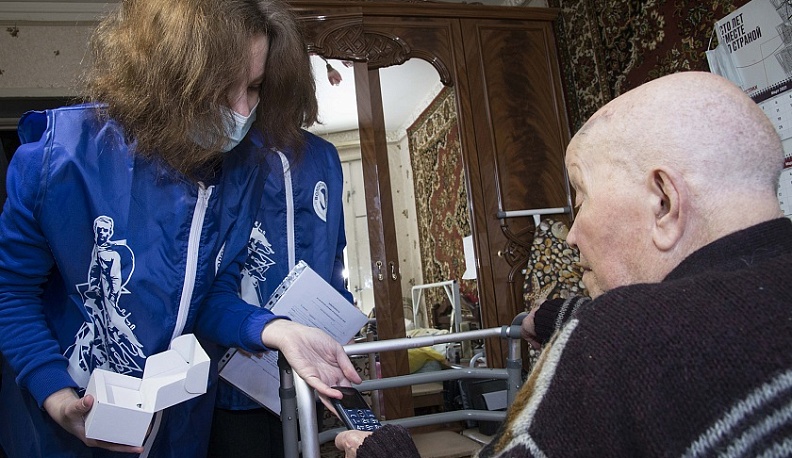 Волонтеры Победы вручили телефон ветерану