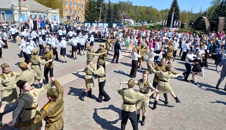 Жители Кондрова присоединились к Всероссийской акции «Вальс Победы»