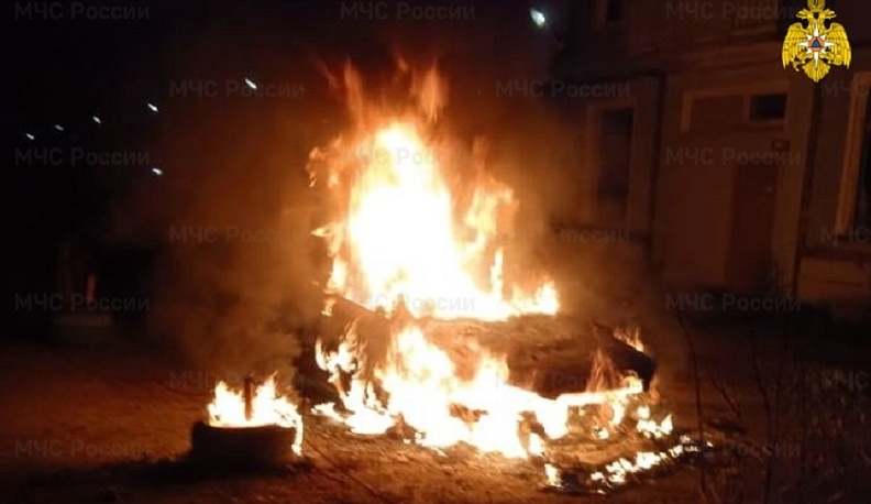 В Боровском районе загорелся автомобиль