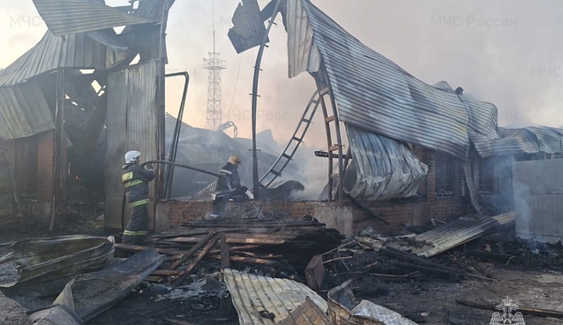 Почти 40 пожарных больше суток тушили возгорание в Обнинске