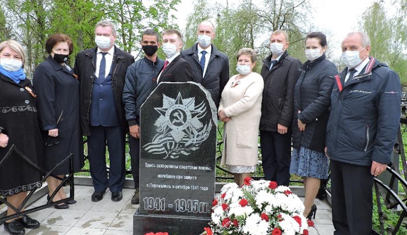 На Хохловском кладбище в Перемышльском районе возложили цветы к воинскому захоронению