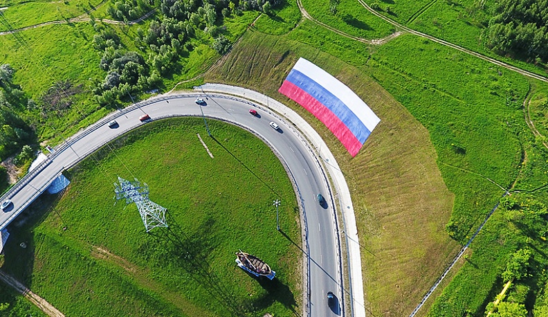 Дорожники развернули на въезде в Калугу 20-метровый флаг России