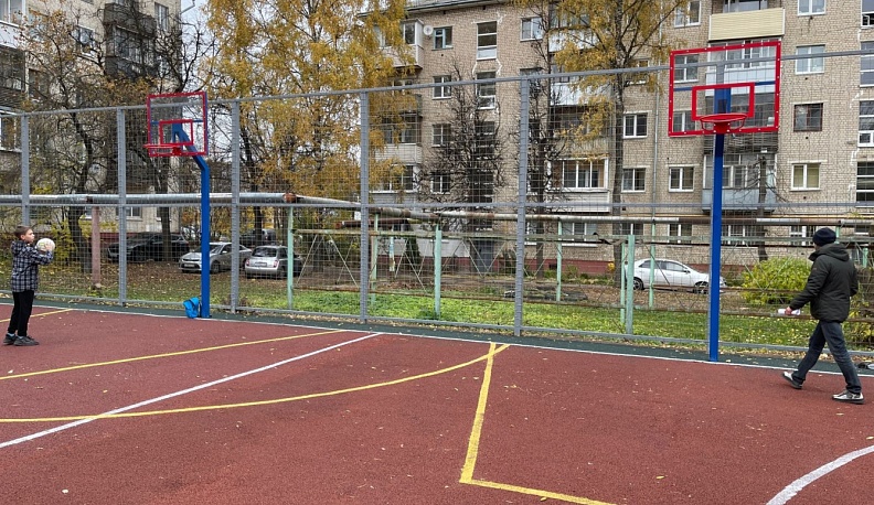 На улице Карла Либкнехта в Калуге закончили ремонт спортивной площадки