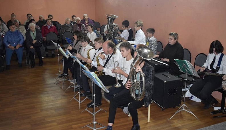 Воспитанники калужской ДШИ № 6 дали концерт для людей серебряного возраста