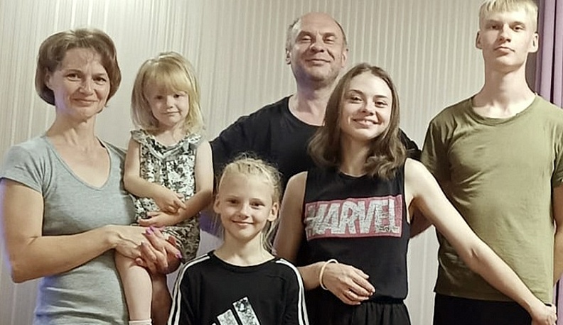 Семья из Износок получила памятную медаль «За любовь и верность»