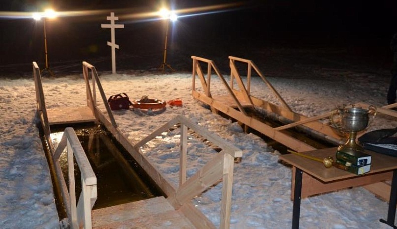 Калужских купальщиков в Крещенскую ночь покормят и согреют