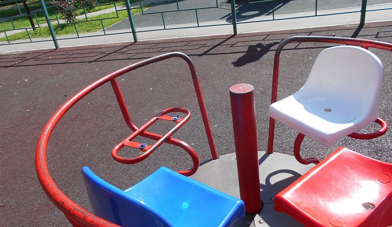 В Калужской области вандалы повредили детскую площадку