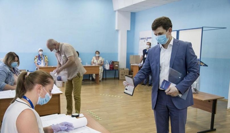 Заместитель губернатора области Дмитрий Разумовский проголосовал на своем избирательном участке 