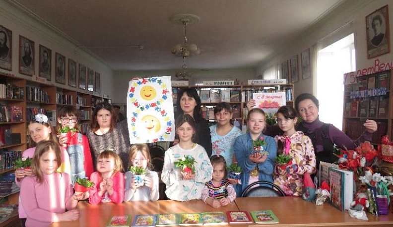 Юные корекозевцы порадовали своих мам маргаритками