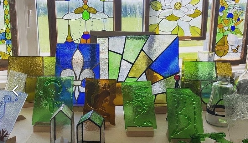 В Калужской области открылась выставка поделок из стеклянных бутылок