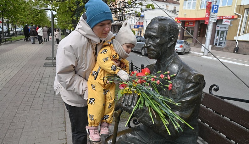 Калужане почтили память героев Великой Отечественной войны у Могилы Неизвестного Cолдата 