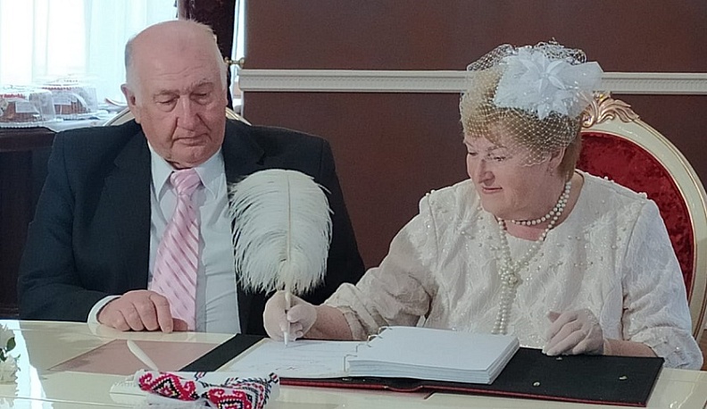 Пять супружеских пар отпраздновали юбилей совместной жизни в ЗАГСе Калуги