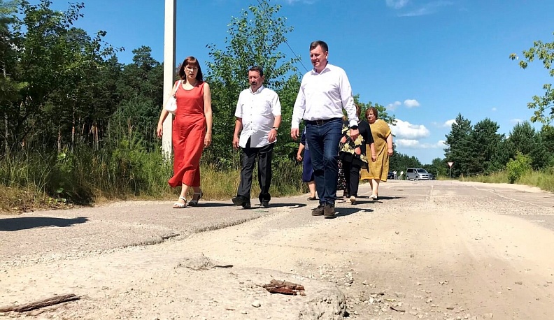 Геннадия Скляра возмутило качество дороги в Стеклозаводе