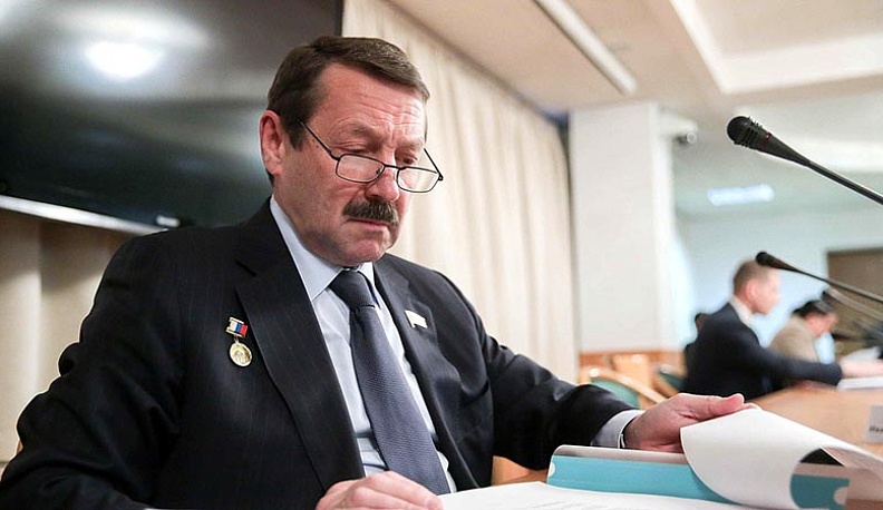 Геннадий Скляр принял участие в обсуждении развития синхротронных и нейтронных исследований