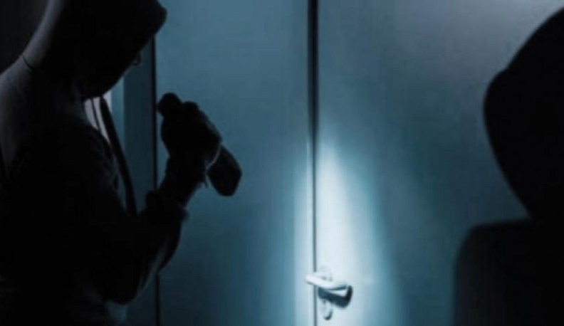 Трое мужчин ограбили магазин, не стесняясь хозяина 