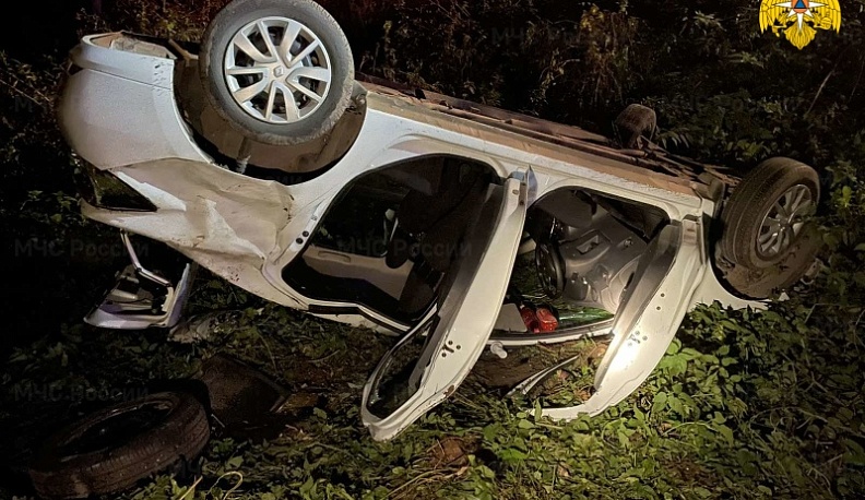 Под Калугой Рено вылетел в кювет и перевернулся