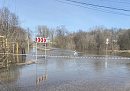Паводок стал причиной закрытия проезда по мосту в Дзержинском округе
