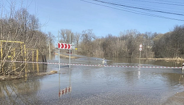Паводок стал причиной закрытия проезда по мосту в Дзержинском округе