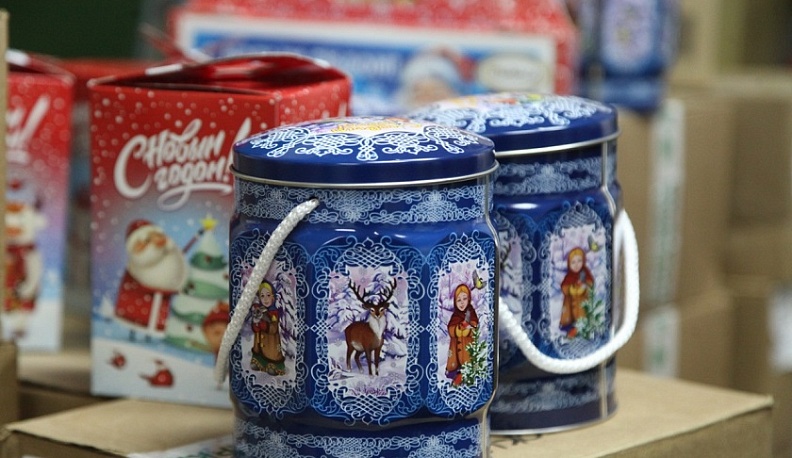 Дед Мороз и Снегурочка вручили подарки детям врачей в Калуге