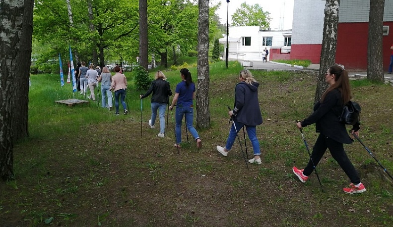 Областная клиническая больница приобщает к скандинавской ходьбе