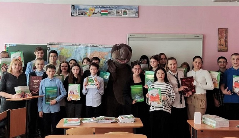 Хохуля и калужские школьники собрали для детей Первомайска более 100 книг о природе