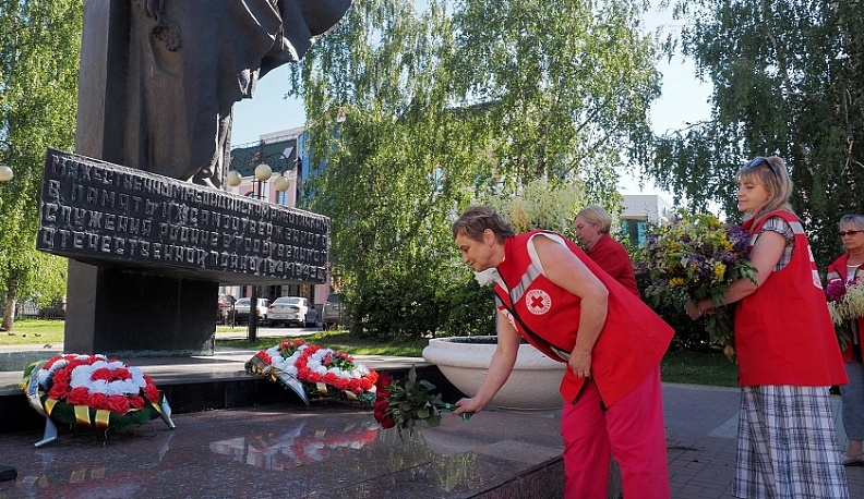 Сотрудники регионального Красного Креста возложили цветы к памятнику фронтовым медсестрам