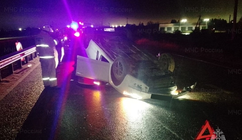 Легковушка перевернулась на трассе М-3