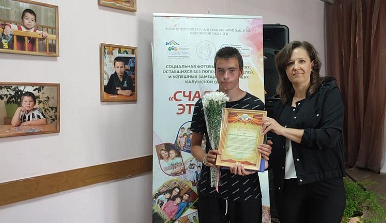 В центральной библиотеке в Людинове открылась социальная выставка «Счастье — это мы»