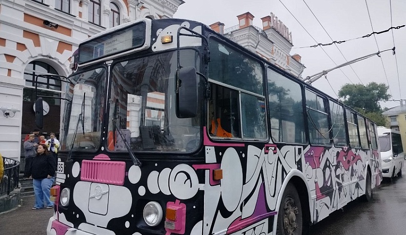 В Калуге запустили второй троллейбус с граффити