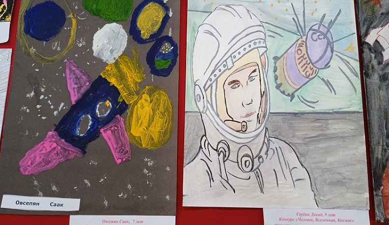 В калужской библиотеке для слепых им. Н. Островского работает конкурсная выставка детского рисунка «Человек. Вселенная. Космос»