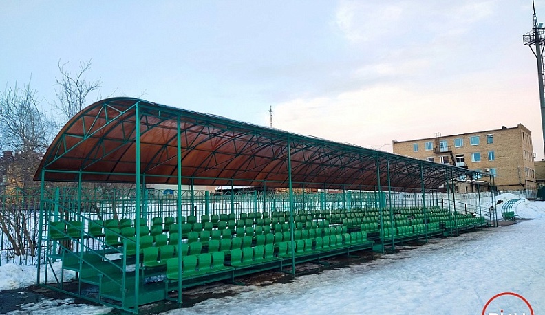 На стадионе в Балабанове установили новые трибуны