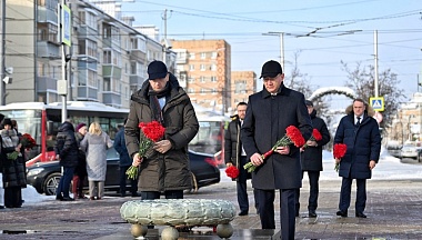  Игорь Щёголев и Владислав Шапша почтили в Калуге память павших защитников Отечества