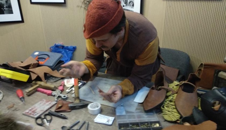 Калужан учат пробивать кожу