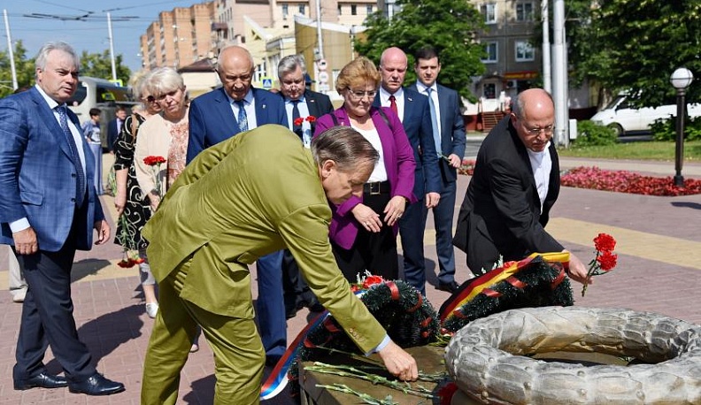 Депутаты бундестага возложили гвоздики к Вечному огню в Калуге