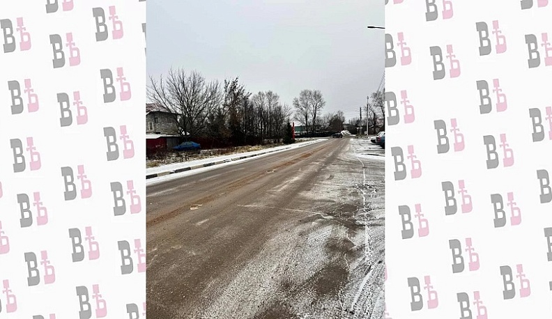В Боровском округе обработали скользкую дорогу по просьбам жителей