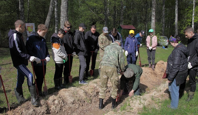 Школьники из Людинова высадили «Сад памяти»