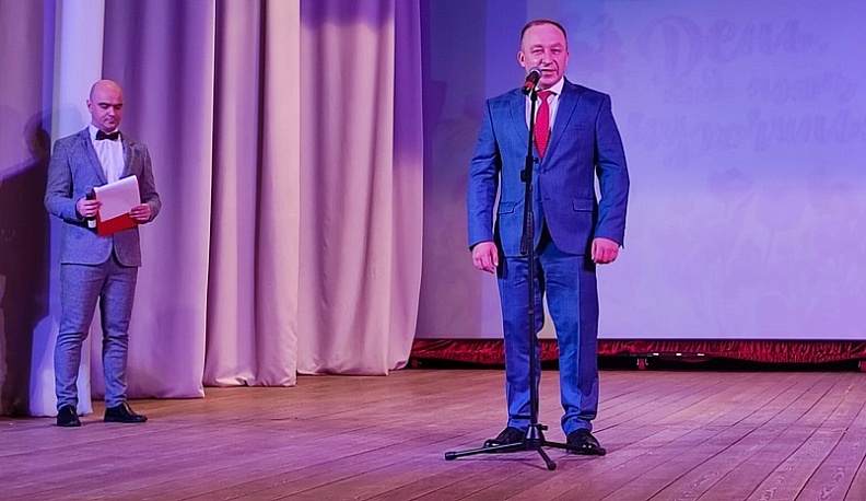 В Людинове женщин поздравили с 8 марта