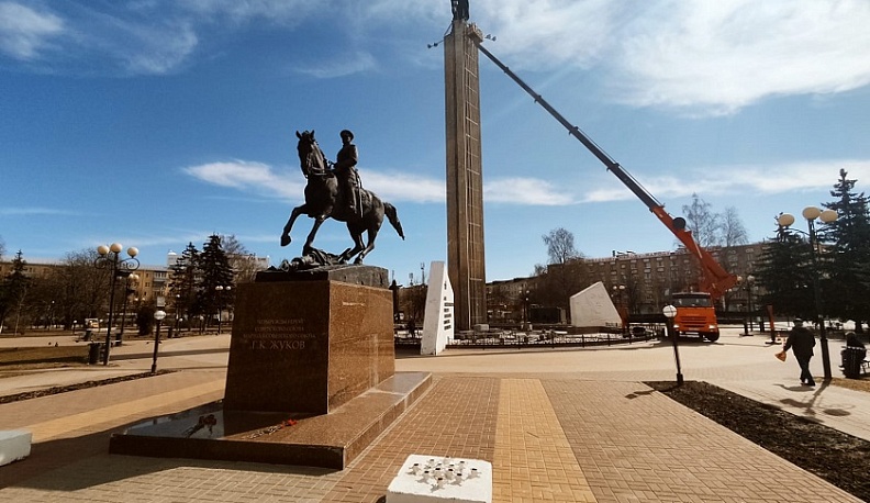 В Калуге на площади Победы монтируют подсветку к 9 мая